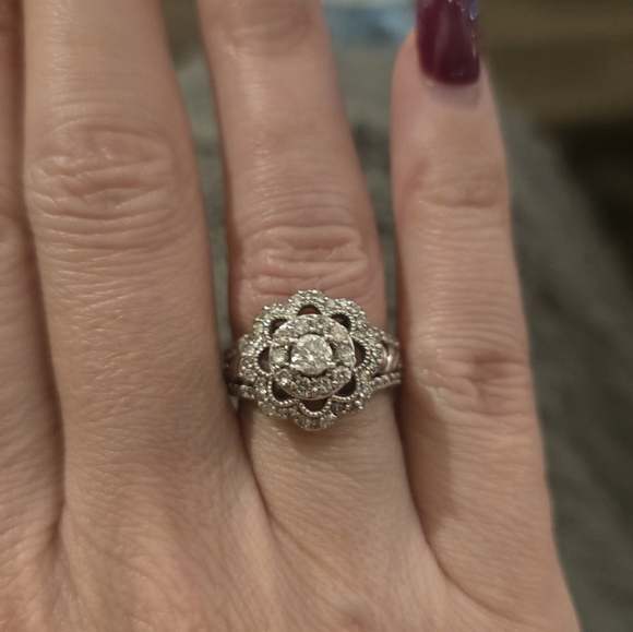 Simply Vera Vera Wang Diamond Flower Ring 🌸 14K - Picture 4 of 4